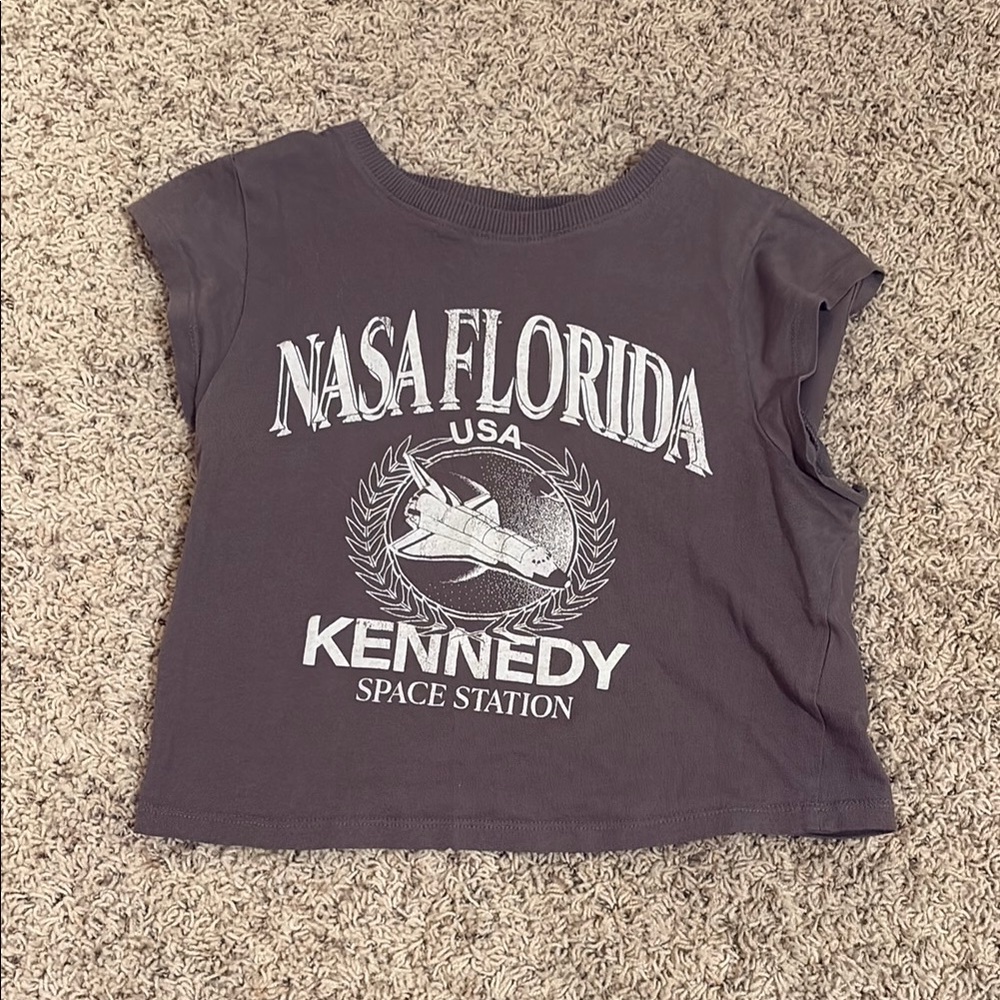 Cropped Graphic Gray Tee